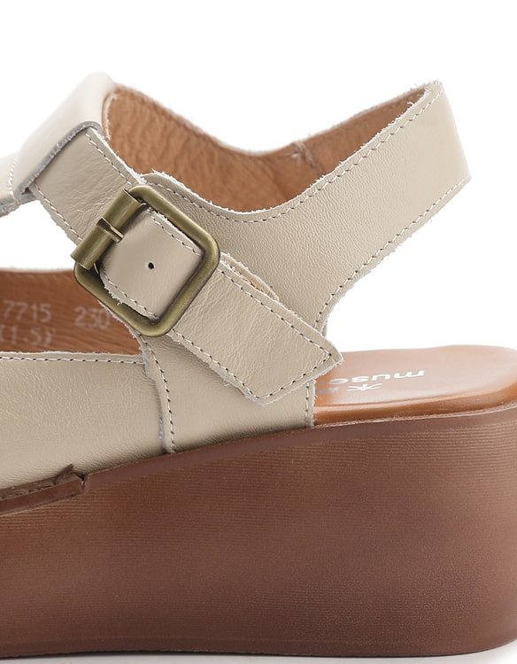 Zomersandalen Met Sleehak En T-strap Vooraan