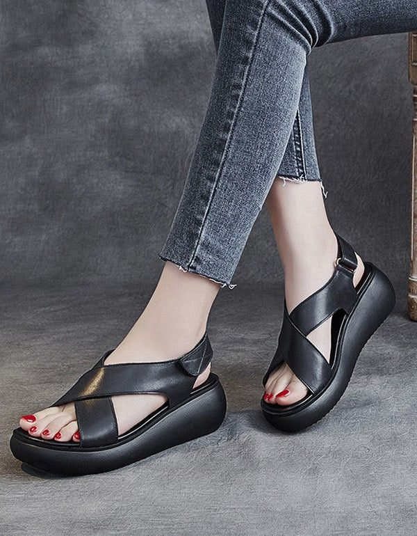 Zomerse Sandalen Met Open Teen En Gekruiste Bandjes